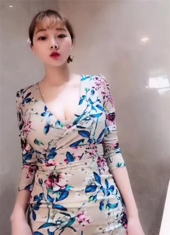 巨乳梨臀美女