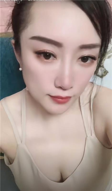 可以舌吻的大胸良家熟女