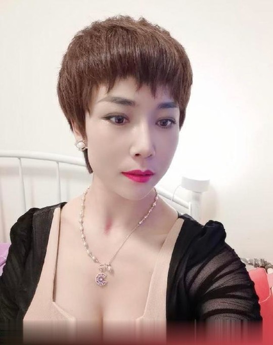 性感短发美少妇