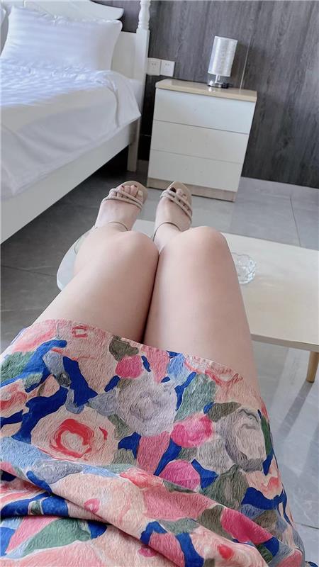 纯情美女按摩抓龙筋服务