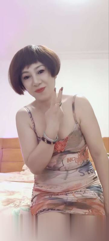 短发造型熟女